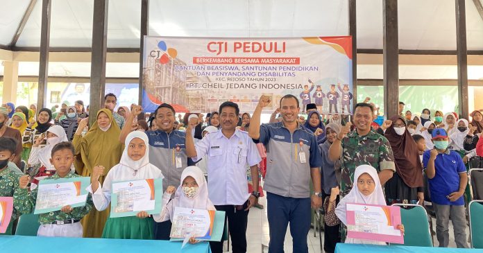 PT CJI Beri Kado Beasiswa dan Santunan Pendidikan pada Disabilitas dan Siswa Kurang Mampu