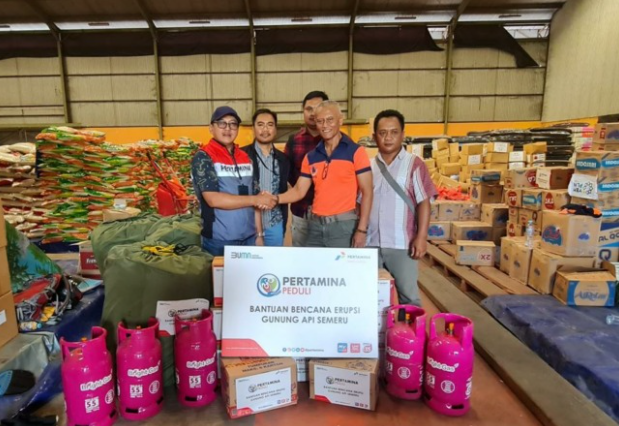 Pertamina Serahkan Bantuan kepada Warga Terdampak Erupsi Gunung Semeru