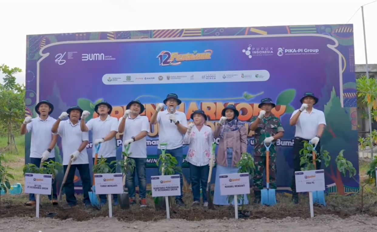 Dalam merayakan HUT ke-12 Pupuk Indonesia, Petrokimia Gresik berpartisipasi dalam penanaman 1.250 bibit pohon di Desa Pengalangan