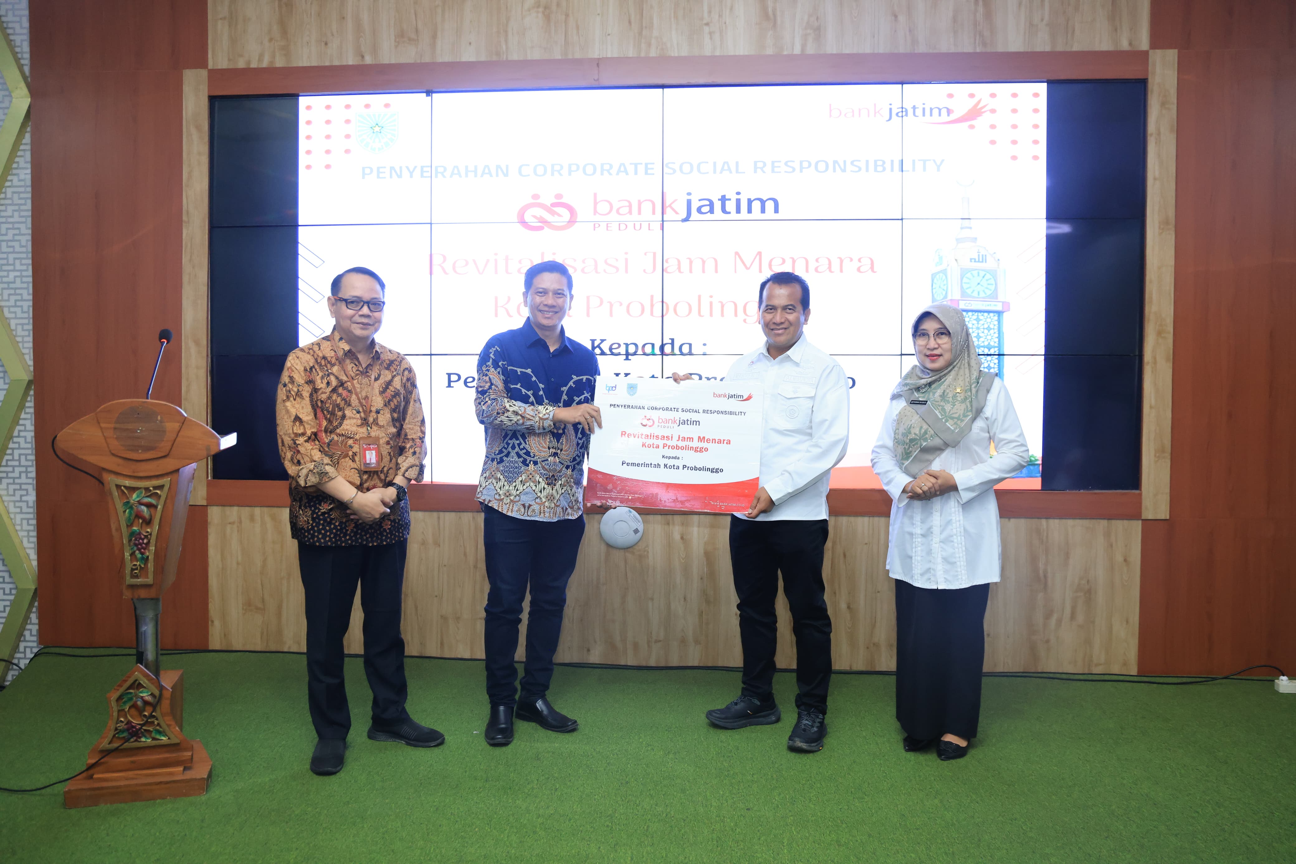 Tambah Keindahan Kota Probolinggo, Bank Jatim Serahkan CSR Revitalisasi Jam Menara