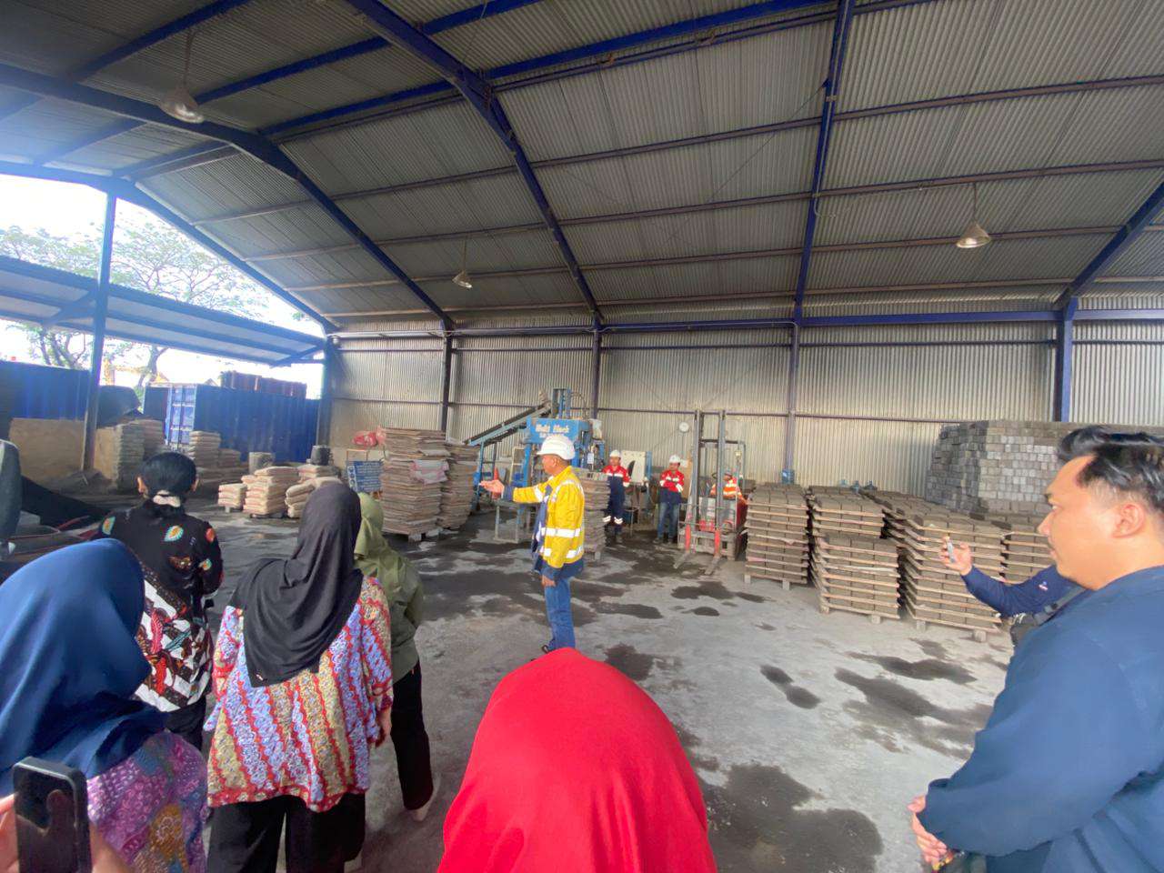 Inovasi Hijau: Forum CSR Jatim Tinjau Pemanfaatan FABA PT POMI - Paiton Energy Menjadi Paving Block Gratis untuk Warga