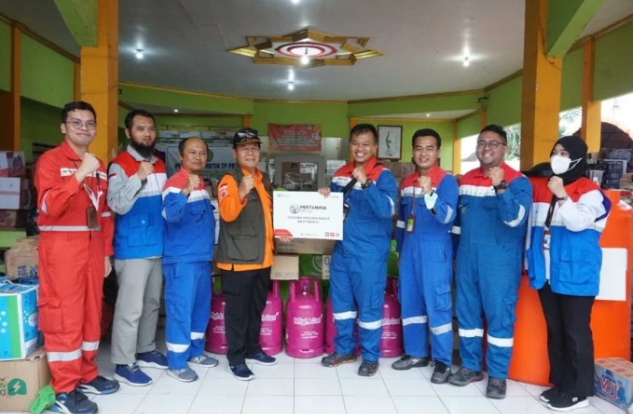 Pertamina Peduli Banjir Banyuwangi Serahkan Bantuan ke Warga Kalibaru