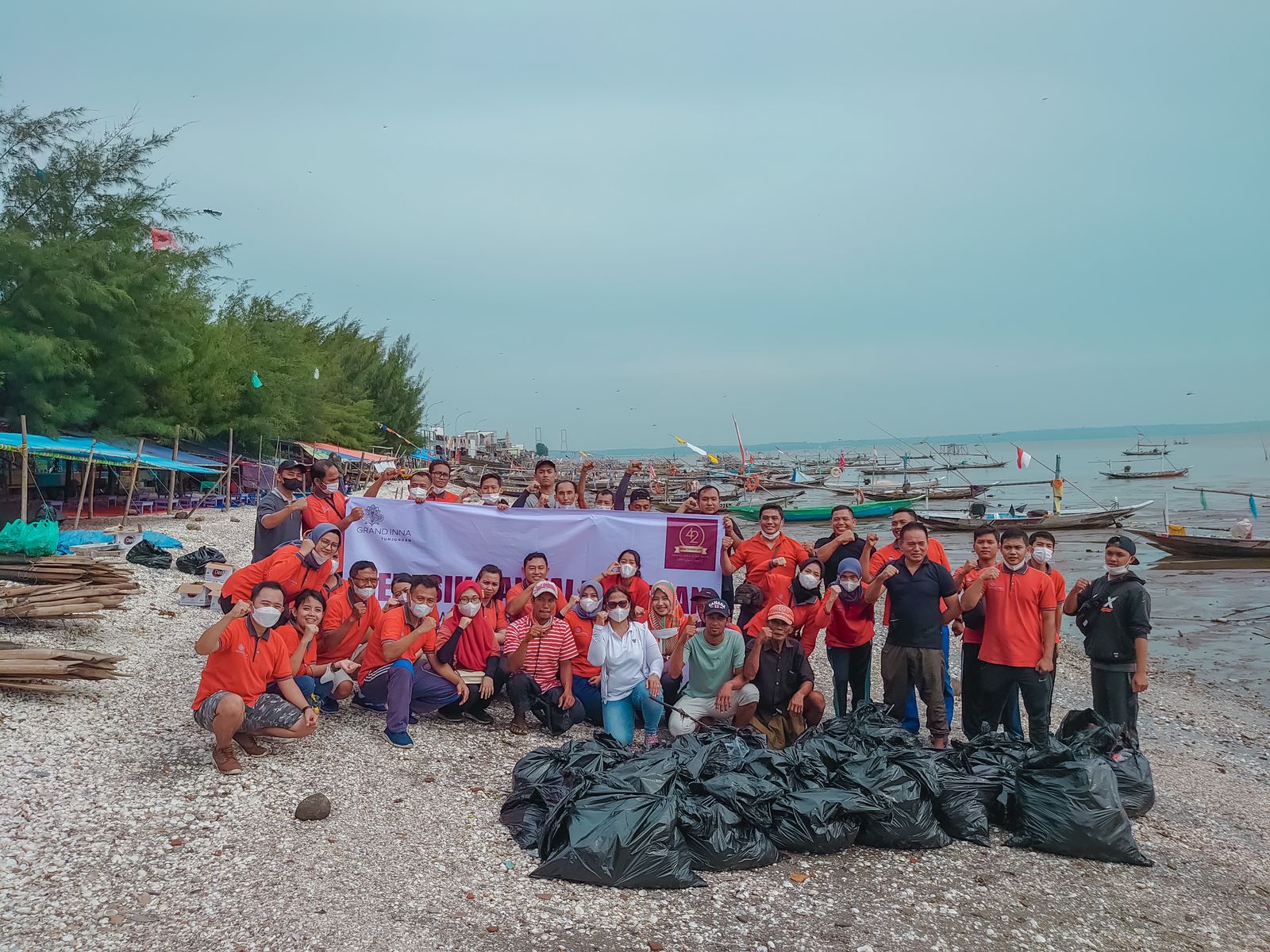 Grand Inna Tunjungan Gelar Reresik di Pantai Kenjeran Surabaya