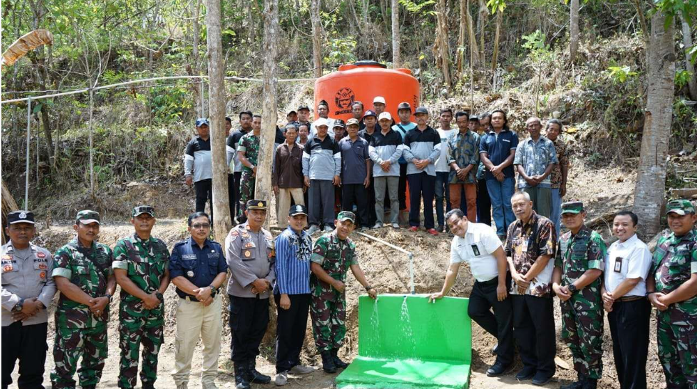 Korem 081/DSJ bekerja sama dengan PT INKA (Persero) membangun sumur bor untuk membantu menyediakan kebutuhan air bersih bagi masyarakat di Dusun Jaten