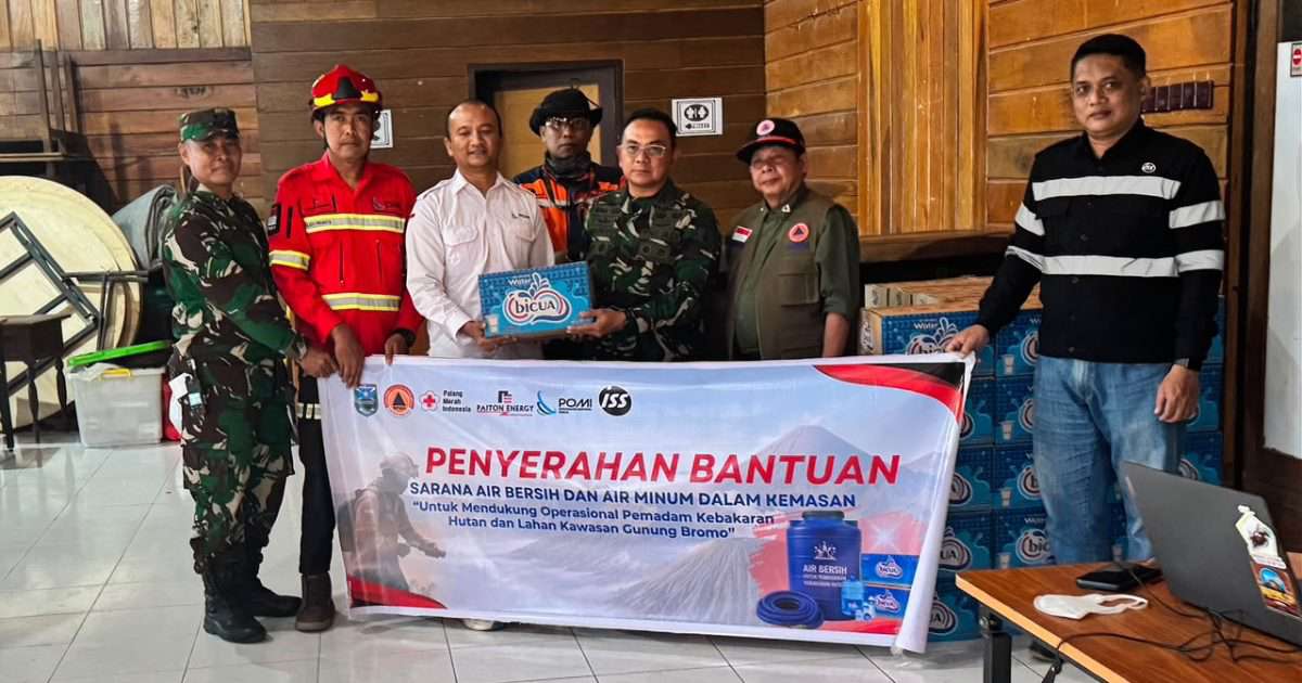 Dukung Penanganan Karhutla Bromo, PT Paiton Energy – POMI Salurkan Bantuan 6.000 Liter Air Bersih dan Air Minum
