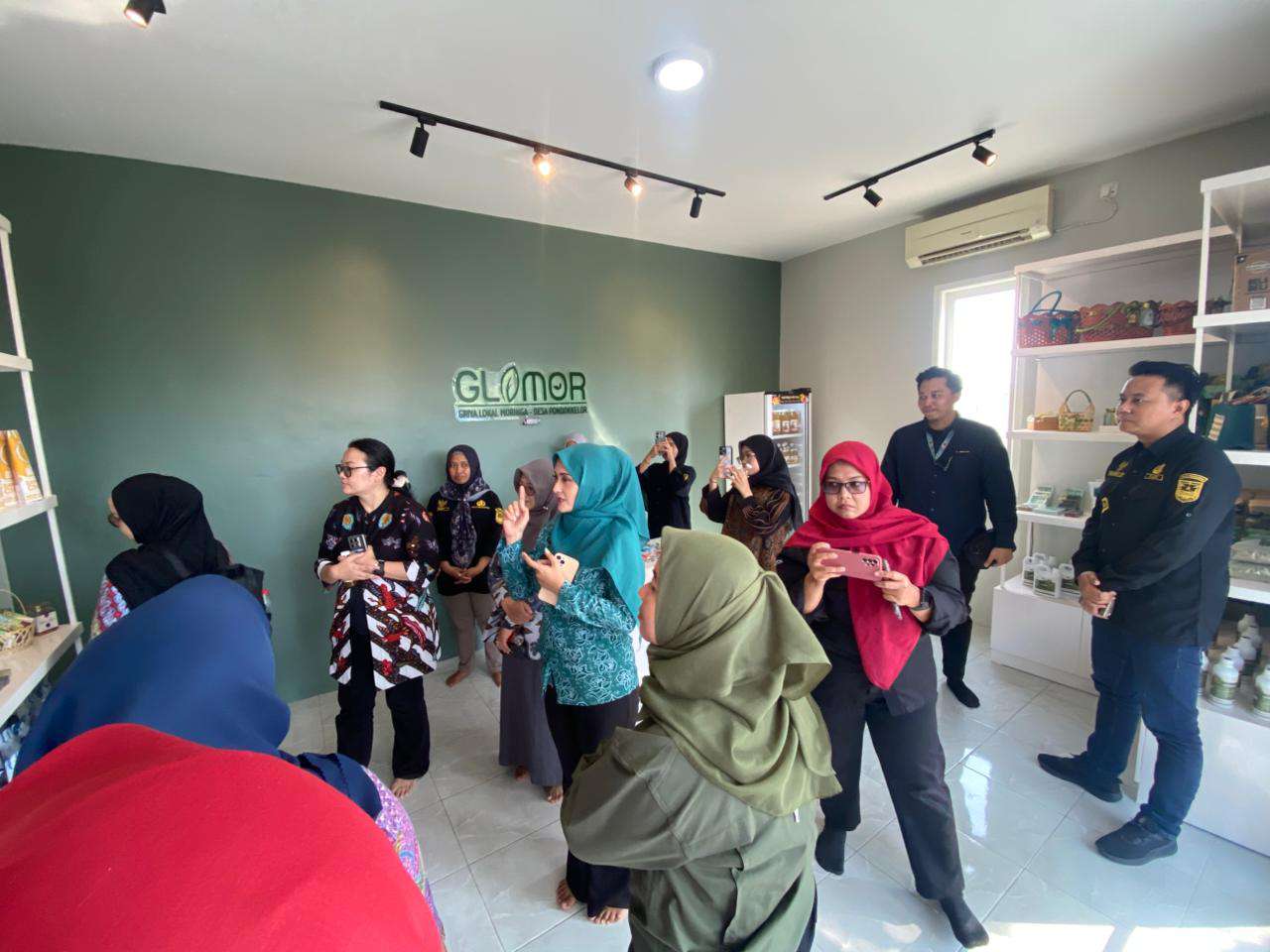 Dorong Produk Lokal Naik Kelas, Forum CSR Jatim Tinjau Rumah UMKM Binaan PT POMI - Paiton Energy di Desa Pondok Kelor