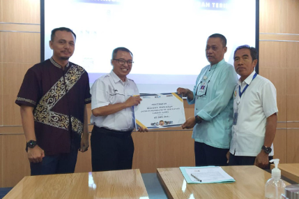 INKA Salurkan Beasiswa ke Dua Politeknik di Madiun