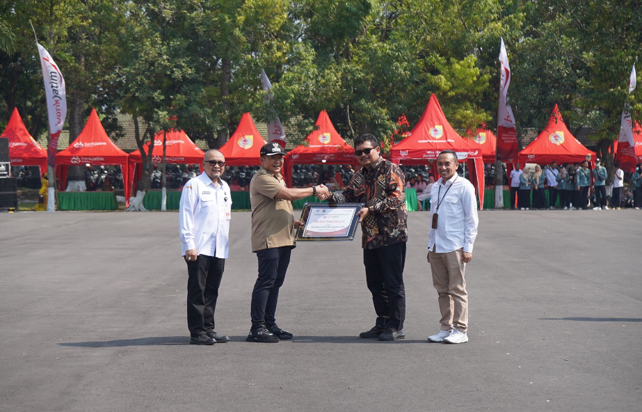 Bantu UMKM Naik Kelas, Bank Jatim Serahkan CSR Tenda Kerucut Kepada Pemkab Jember