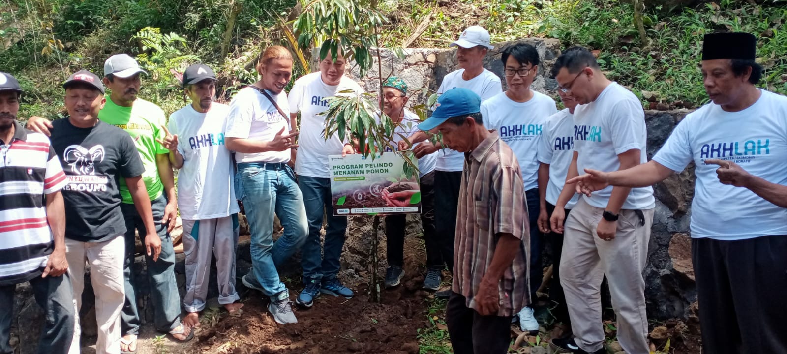 Menyambut HUT Kedua Pelindo Sub Regional 3 Jawa Aksi Tanam Pohon