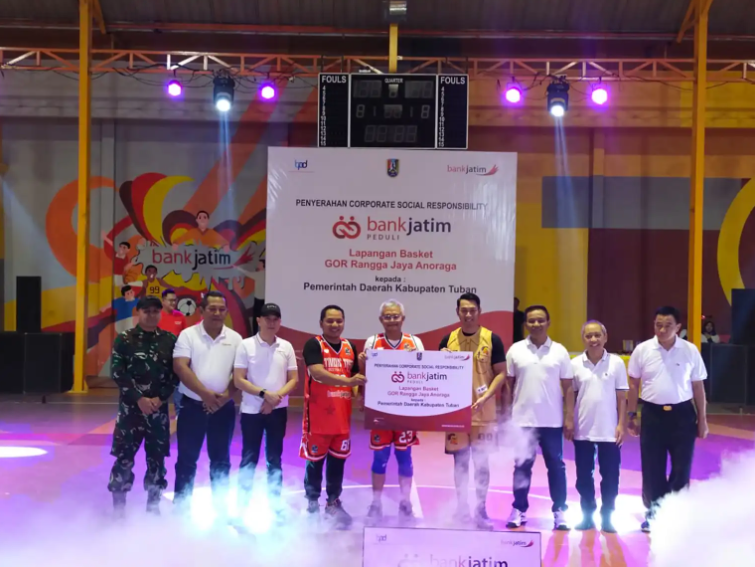 Tingkatkan Minat Olahraga Generasi Muda, Bank Jatim serahkan CSR Lapangan Basket ke Pemkab Tuban