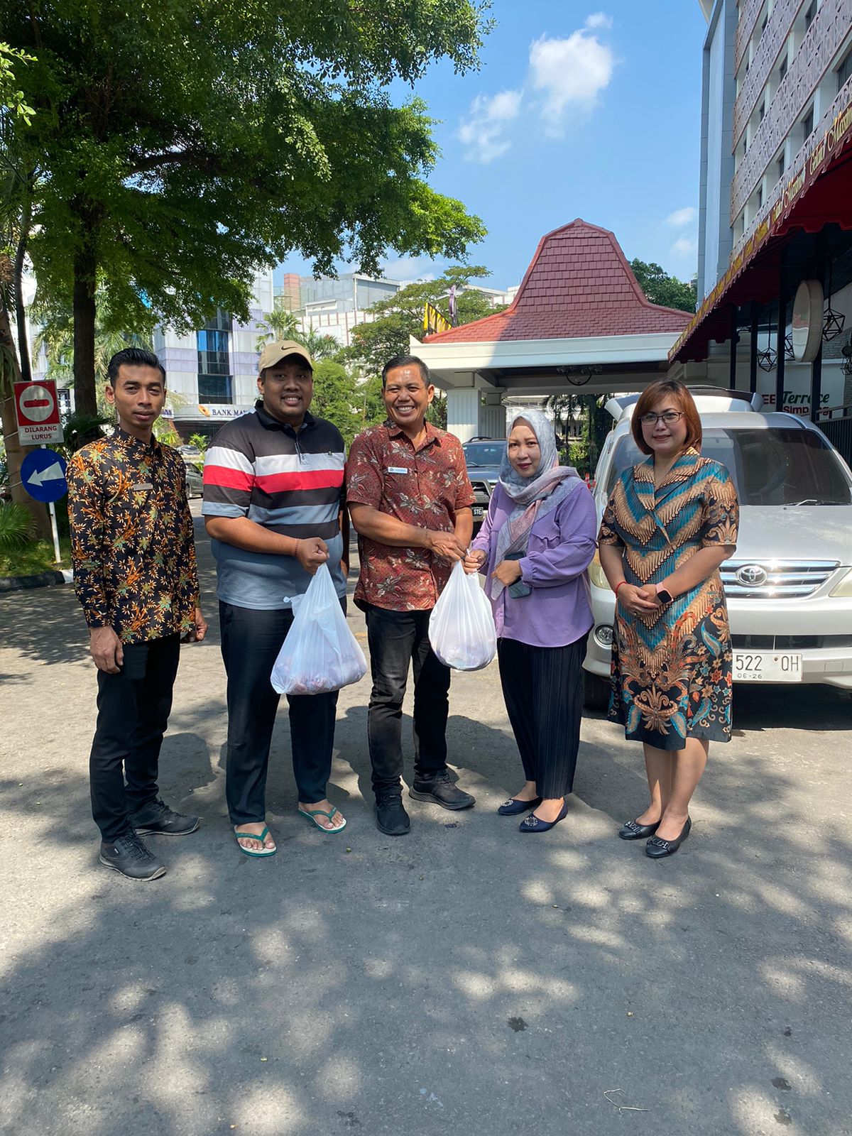 Grand Inna Tunjungan Bagikan Daging Hewan Qurban di Momen Idul Adha 1444 Hijriah