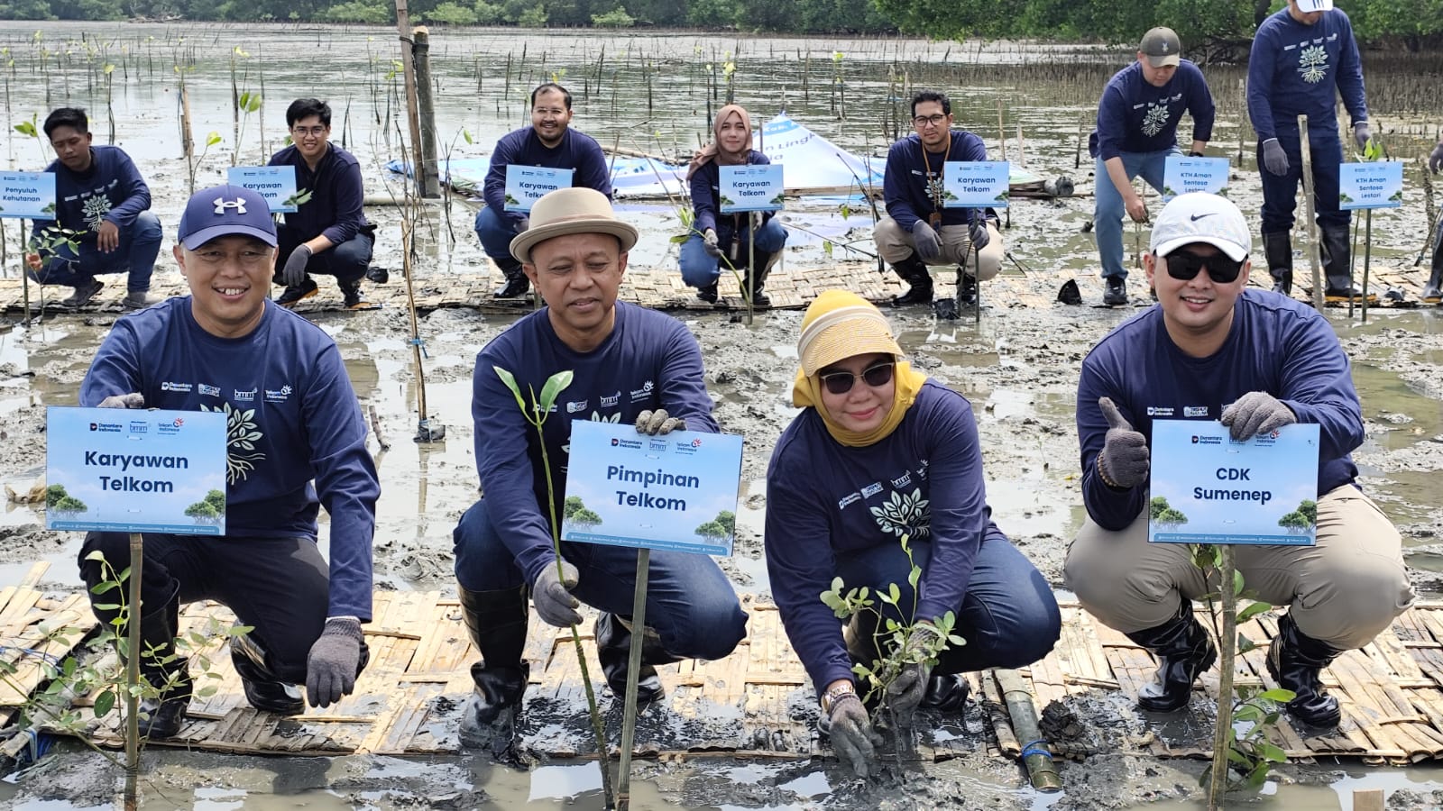 Telkom dan BMM Tanam 5.000 Bibit Mangrove untuk Pulihkan Ekosistem Pesisir di Bangkalan Jawa Timur