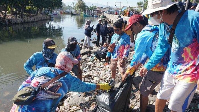 Paiton Energy Gelar Bersih Pantai di Situbondo Sebagai Langkah Menuju Indonesia Bebas Sampah 2025